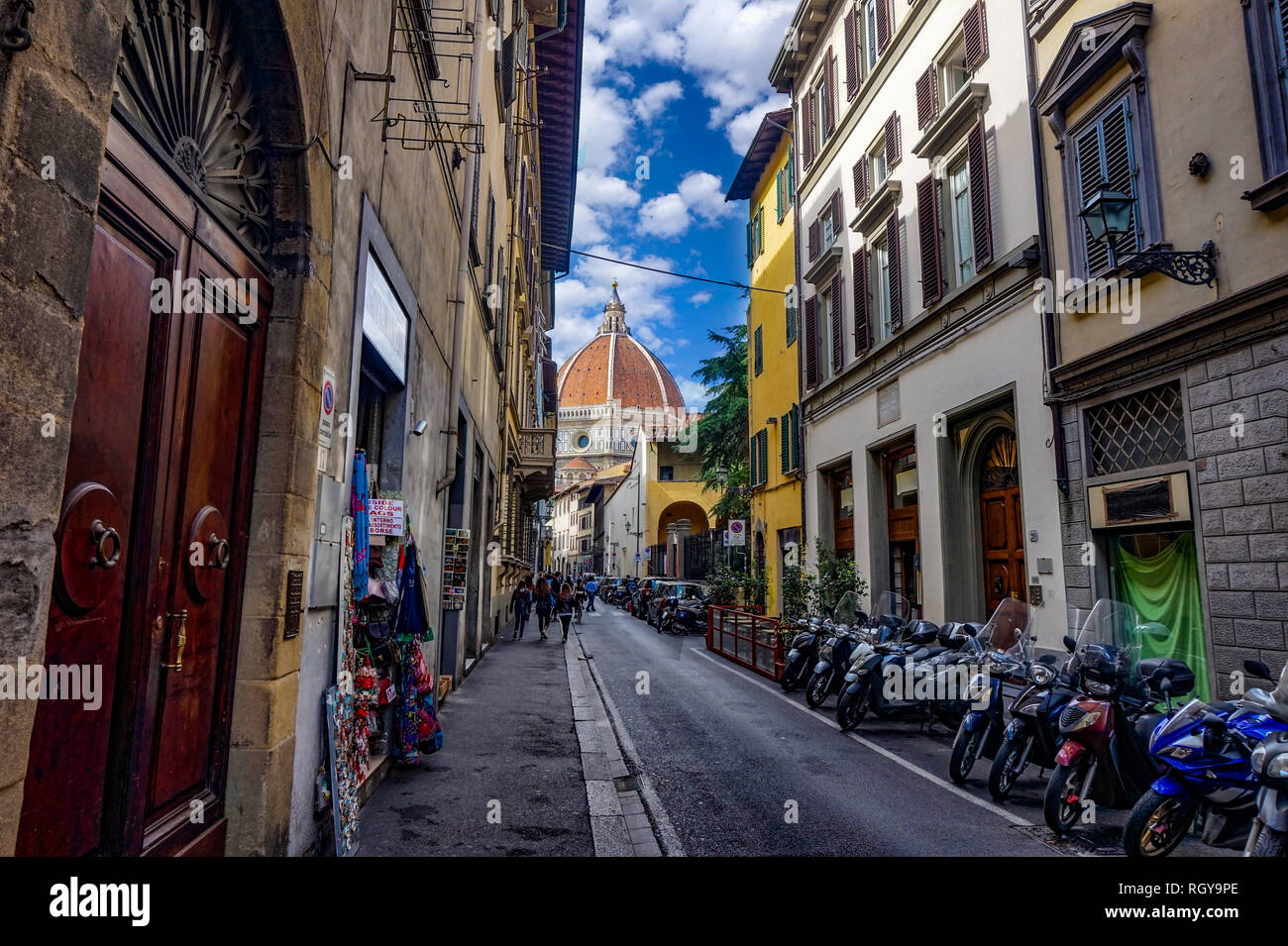 Rues de Florence avec les motocyclettes avec Florance duomo à la fin Banque D'Images