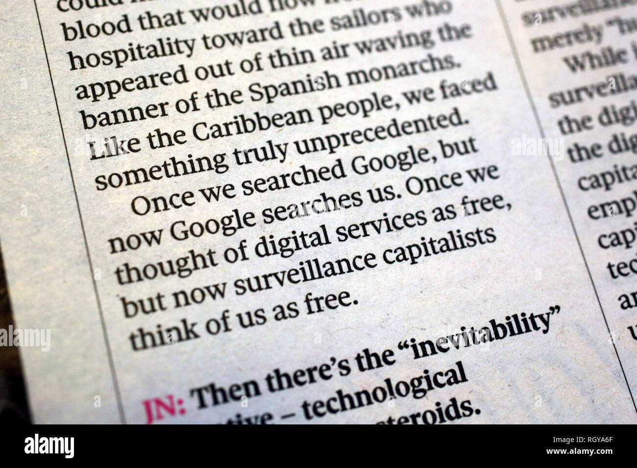 Close-up photos de l'article de journal d'observation sur la surveillance avec le capitalisme John Naughton de poser des questions de Shoshana Zuboff. Londres, Royaume-Uni. Banque D'Images