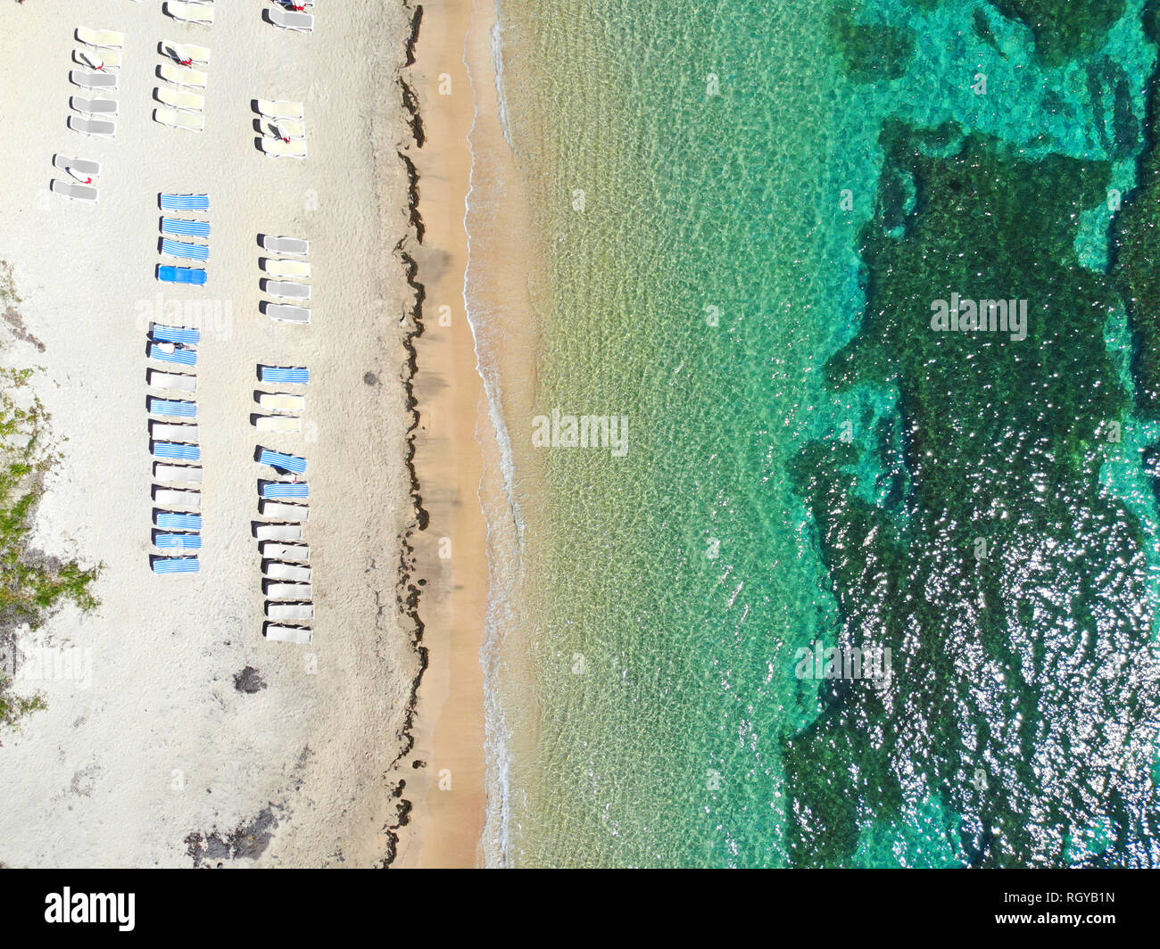 Vue aérienne de la mer des Caraïbes avec des chaises de plage à Reggae Beach près de Christopher Harbour, Saint Martin Banque D'Images