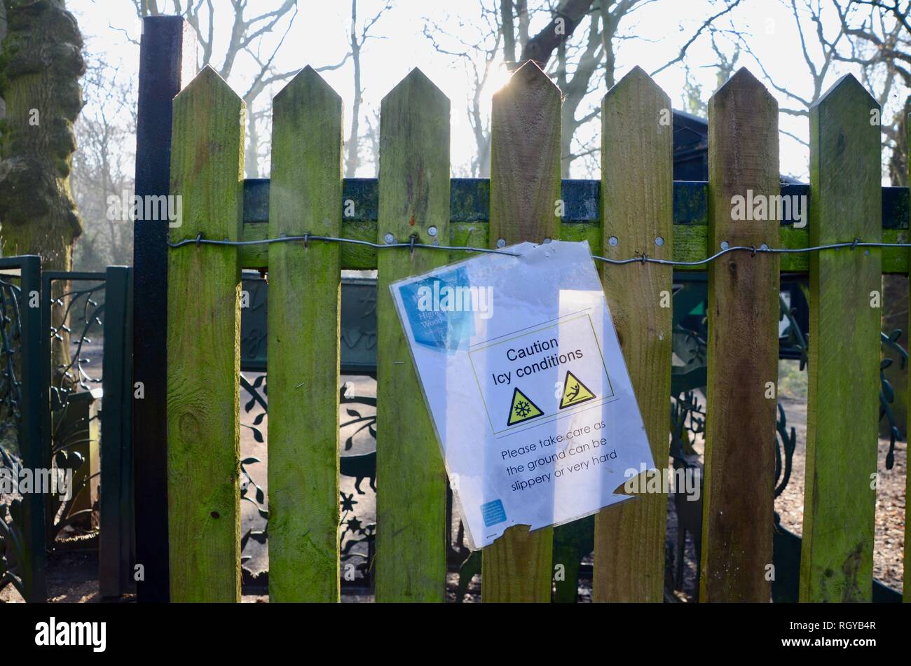 Un avertissement de conditions glacées à Highgate woods le nord de Londres en hiver UK Banque D'Images