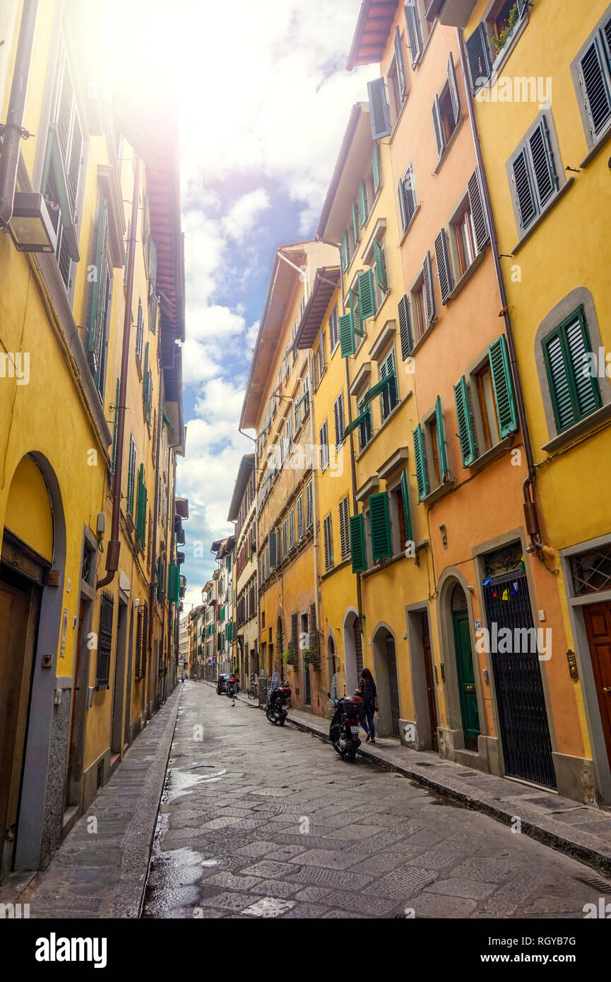 Rues de Florence avec des motos sur une journée ensoleillée Banque D'Images