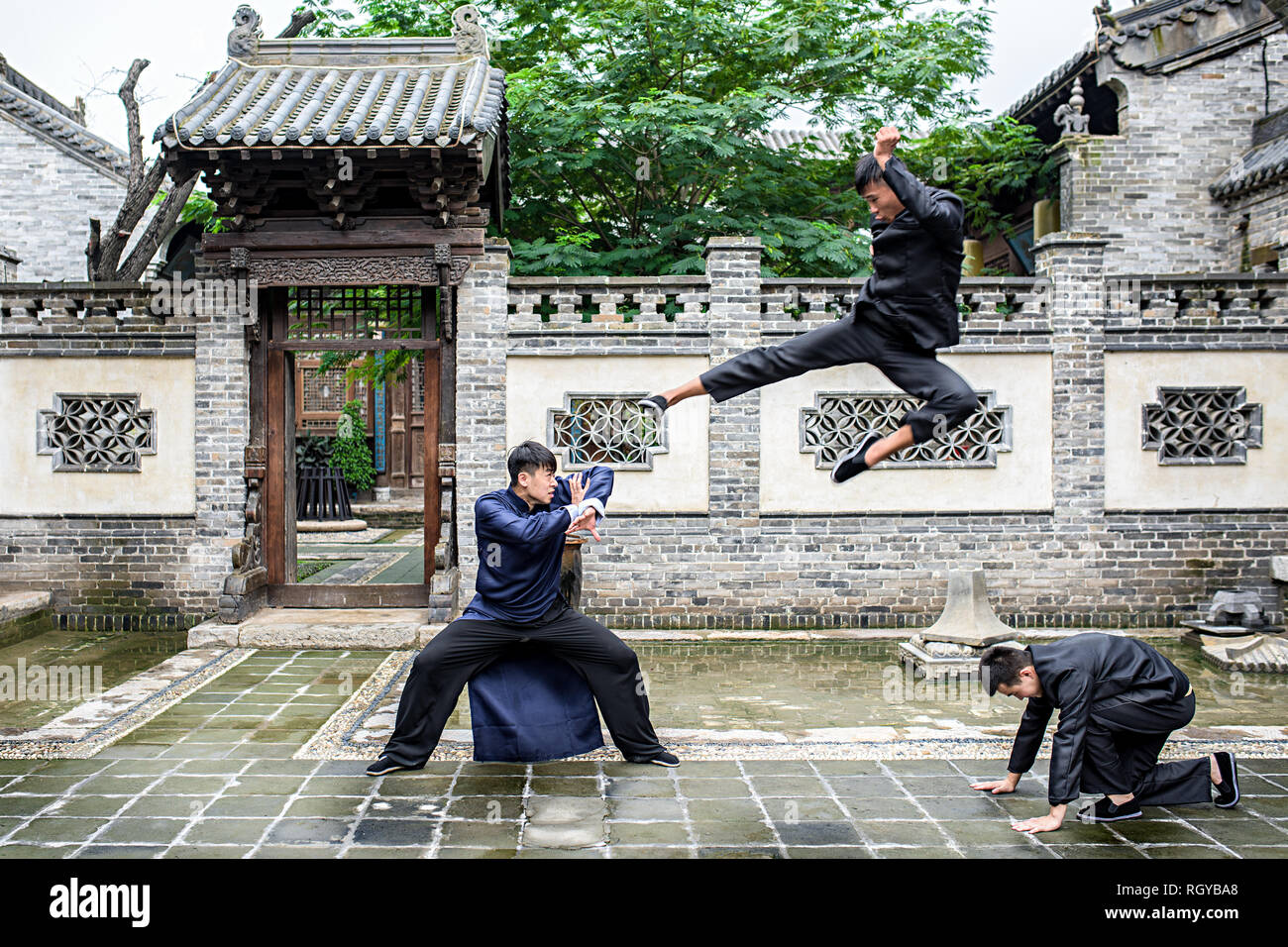 Maître de kung-fu, lutte contre ses étudiants Banque D'Images