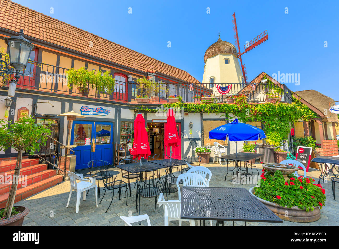 Solvang, Californie, États-Unis - 10 août 2018 : Tour restaurant Pizza avec ancien moulin à vent sur l'arrière-plan. à des Danois Solvang dans Santa Cruz Mountains Banque D'Images