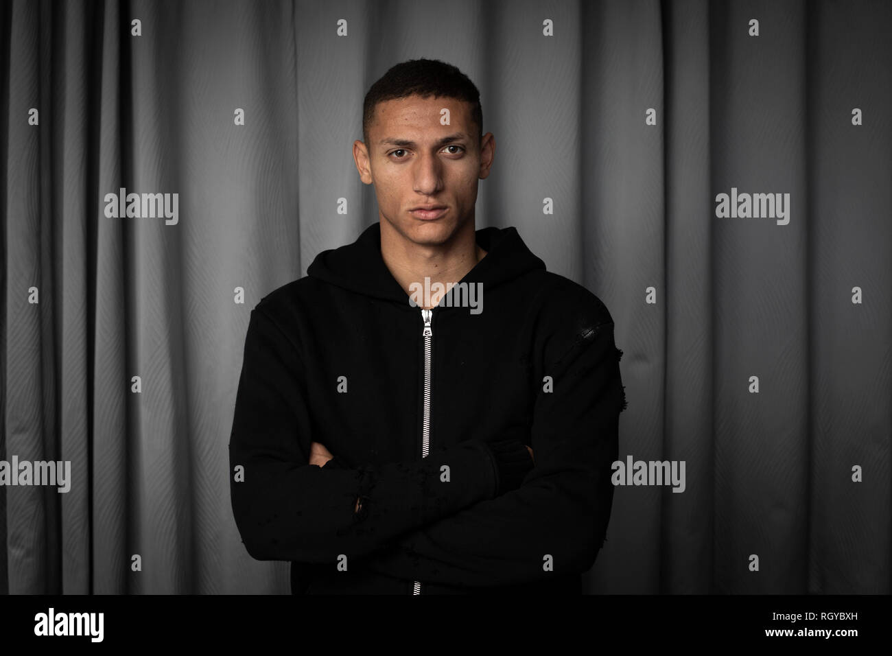 Joueur d'Everton, Richarlison photographié à son domicile le Merseyside, qu'il partage avec son agent Renato Velasco. Le Brésilien rejoint Everton avant de Watford en 2018 et a déjà fait ses débuts pour l'équipe nationale du Brésil. Il devait jouer dans son premier derby contre Liverpool Merseyside dans trois jours. Banque D'Images