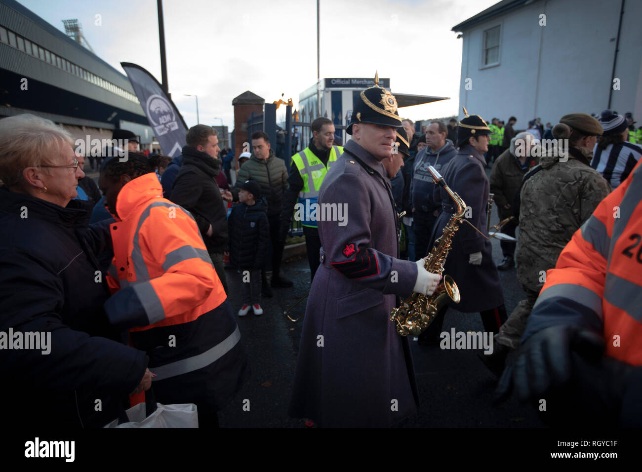 Les membres d'un orchestre militaire arrivant à jouer à la fanzone avant West Bromwich Albion prendre sur Leeds United en championnat un SkyBet au dispositif de l'aubépine. Formé en 1878, l'équipe d'accueil ont été relégué de la Premier League anglaise la saison précédente et avaient pour but de combler l'écart sur les visiteurs en haut de la table. Albion a remporté le match 4-1 vu par une foule presque à capacité de 25 661. Banque D'Images