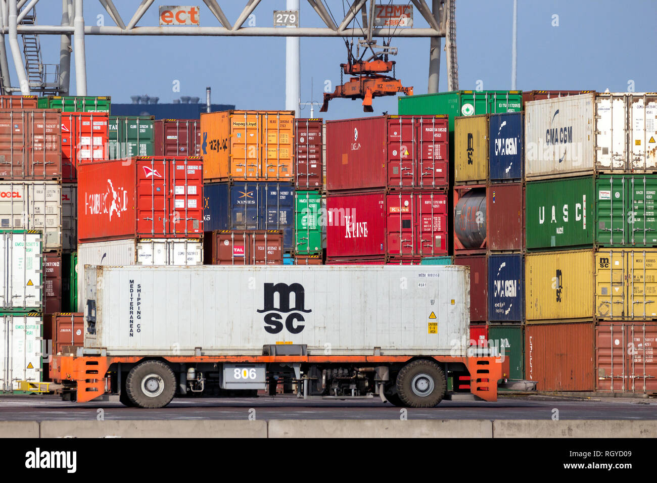 ROTTERDAM - Mar 3, 2016 : véhicule automatisé en face de Sea Containers juxtaposés à un terminal à conteneurs du port de Rotterdam Banque D'Images