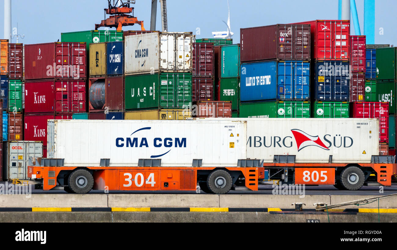 ROTTERDAM - Mar 3, 2016 : véhicule automatisé en face de Sea Containers juxtaposés à un terminal à conteneurs du port de Rotterdam Banque D'Images