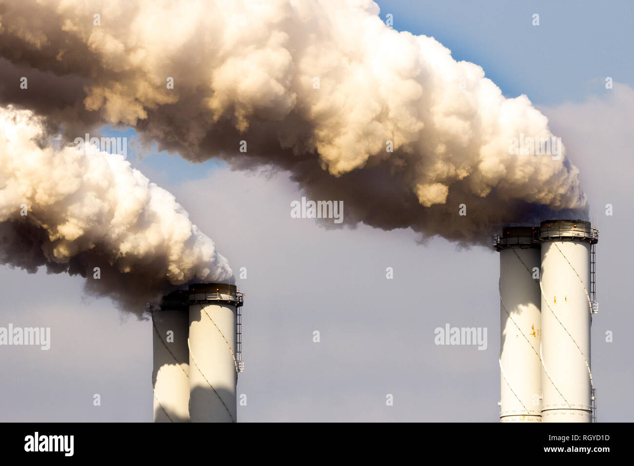 La pollution de l'air d'un brown coal power station cheminées. Banque D'Images