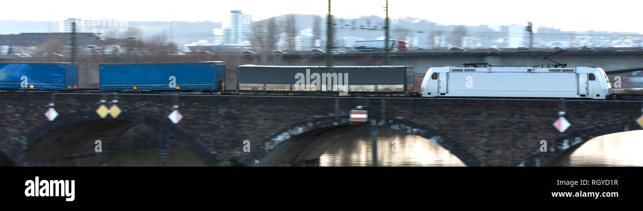 Excès de vitesse sur un train de fret bridge Banque D'Images