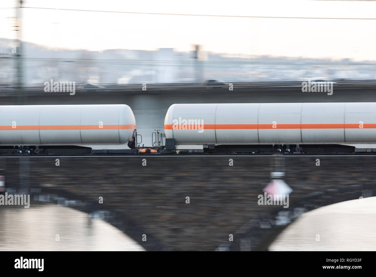 Remorque cargo train vitesse excessive sur un pont Banque D'Images