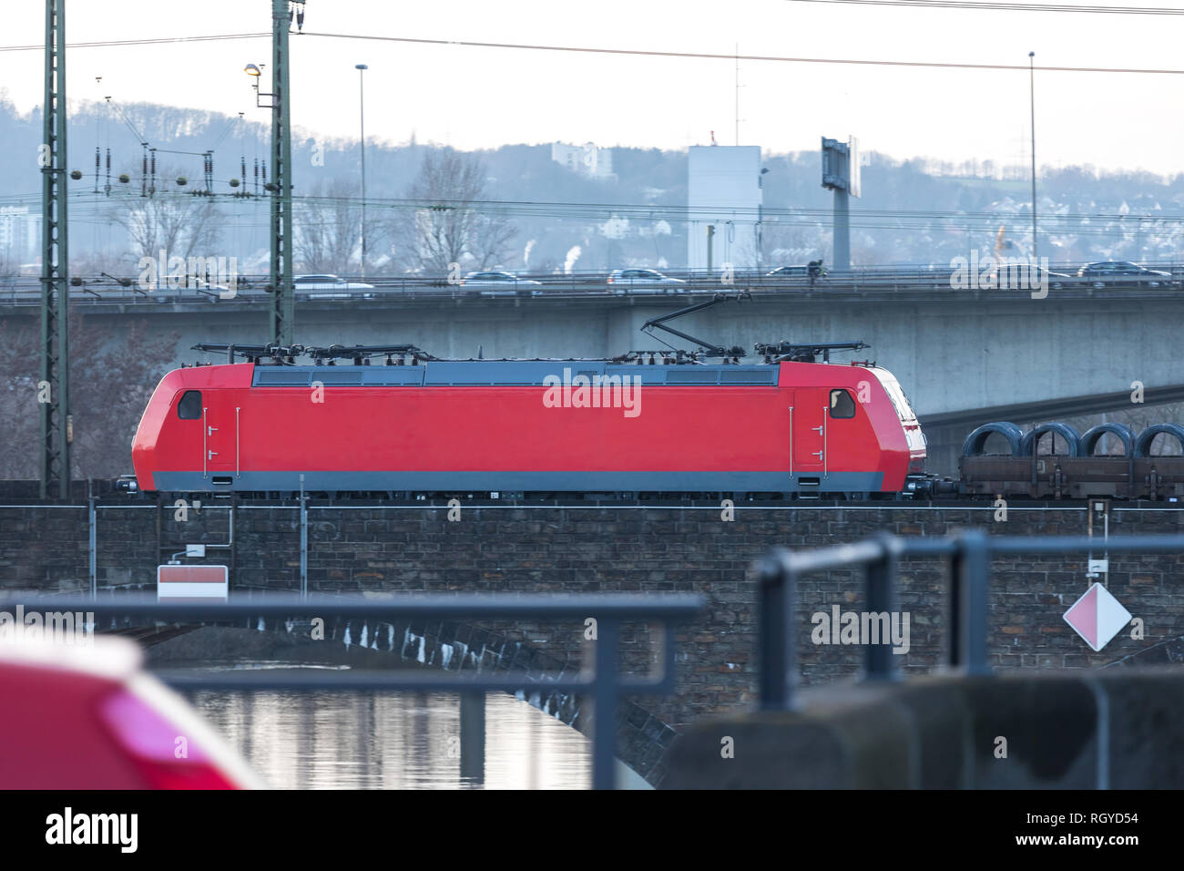 La vitesse des trains de voyageurs rouge sur un pont Banque D'Images