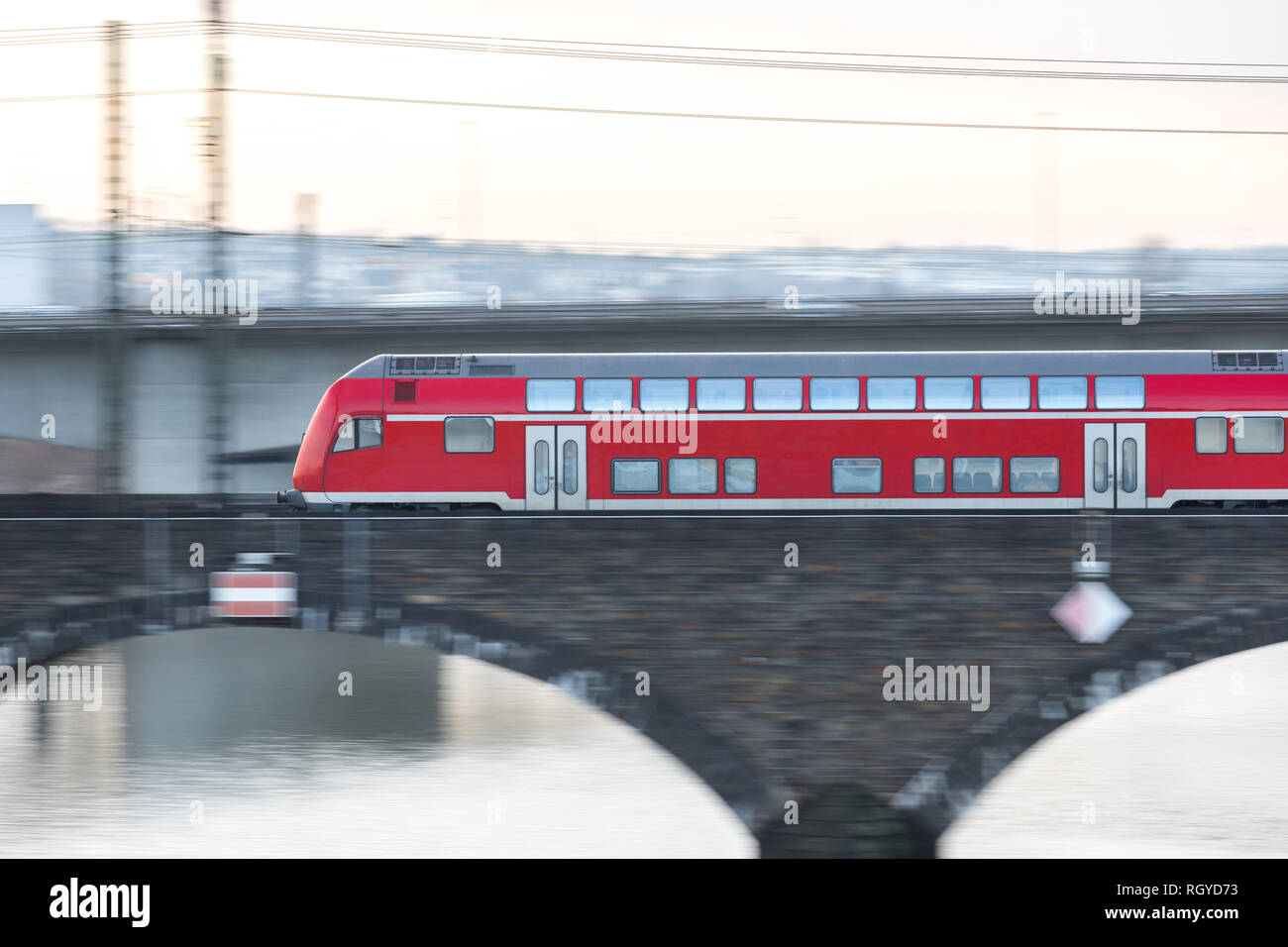 La vitesse des trains de voyageurs rouge sur un pont Banque D'Images