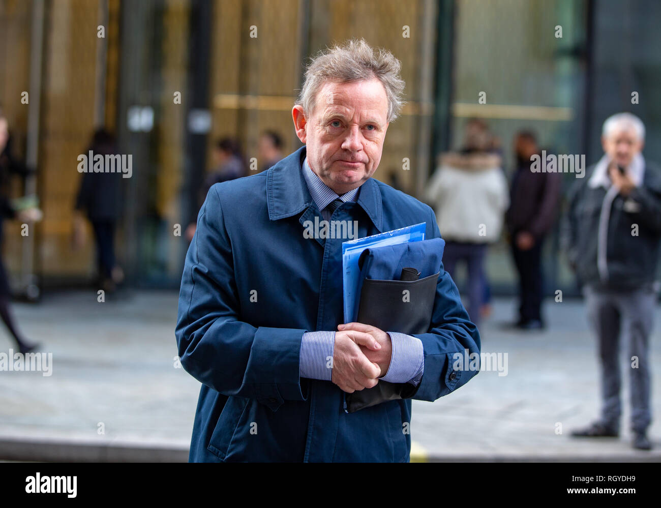 Andrew Hill pilote arrive à l'Old Bailey. Il nie 11 chefs d'homicide à l'hôtel Shoreham Airshow. Son avion a tué 11 personnes et blessé 16. Banque D'Images