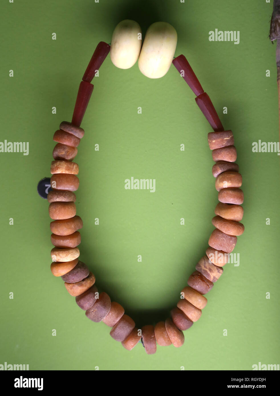 Pipe, collier de perles, les combats club. Anuak. L'Afrique de l'Est (Sud Soudan, Ethiopie). Banque D'Images