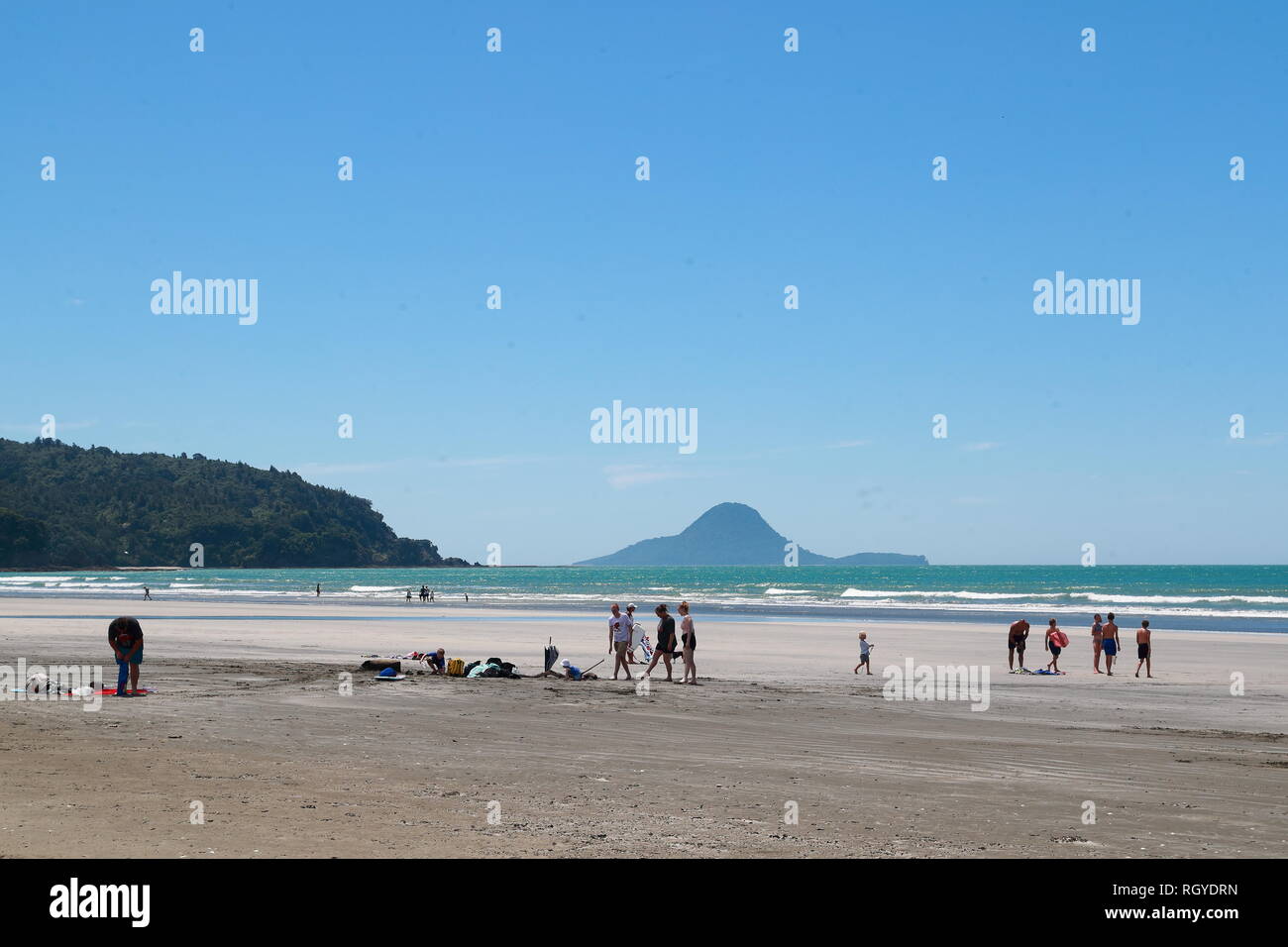 Les baigneurs et les amateurs de sport s'amuser à la plage de Whakatane, Nouvelle Zélande Banque D'Images