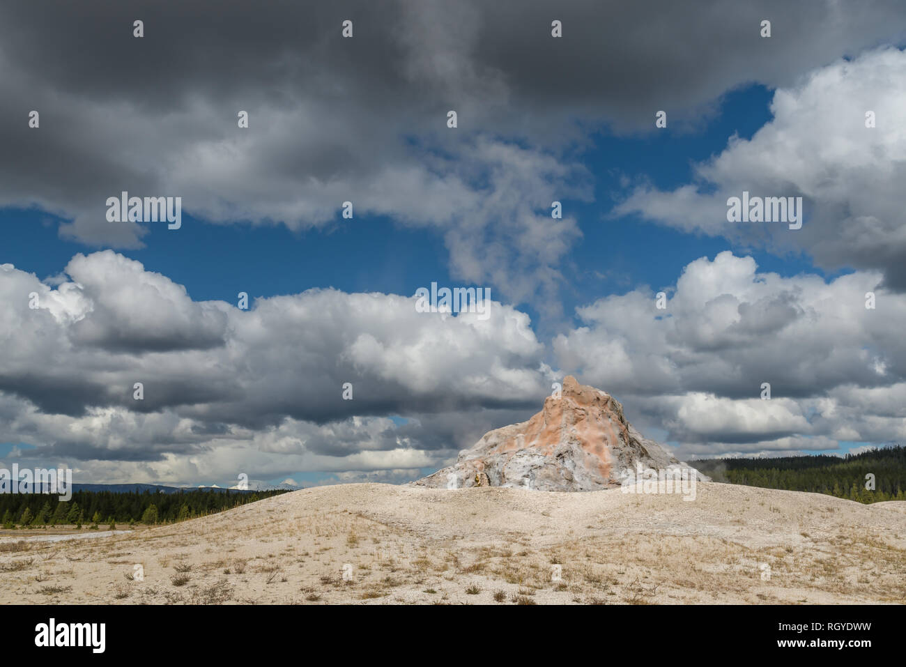 La vapeur s'élève de White Dome Geyser, mergin avec des nuages à la basse Geyser Basin à Parc National de Yellowstone dans l'ouest des États-Unis Banque D'Images