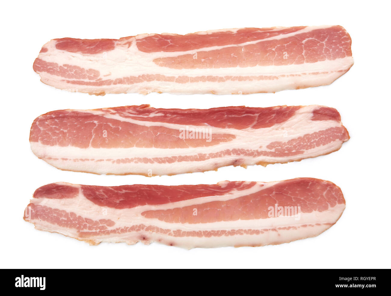 Bacon cru isolé sur fond blanc Banque D'Images