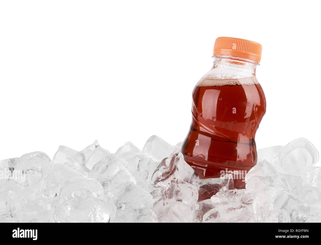 Bouteille de ice tea dans la glace isolé sur fond blanc Banque D'Images