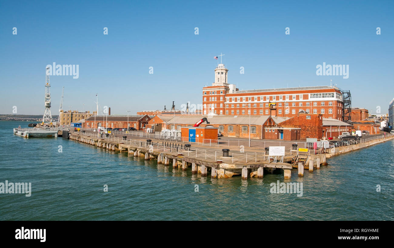 Le sémaphore et la tour de fer du ponton de la base navale de Portsmouth (Royaume-Uni) vue d'un bateau du port le 30 septembre 2015. Banque D'Images