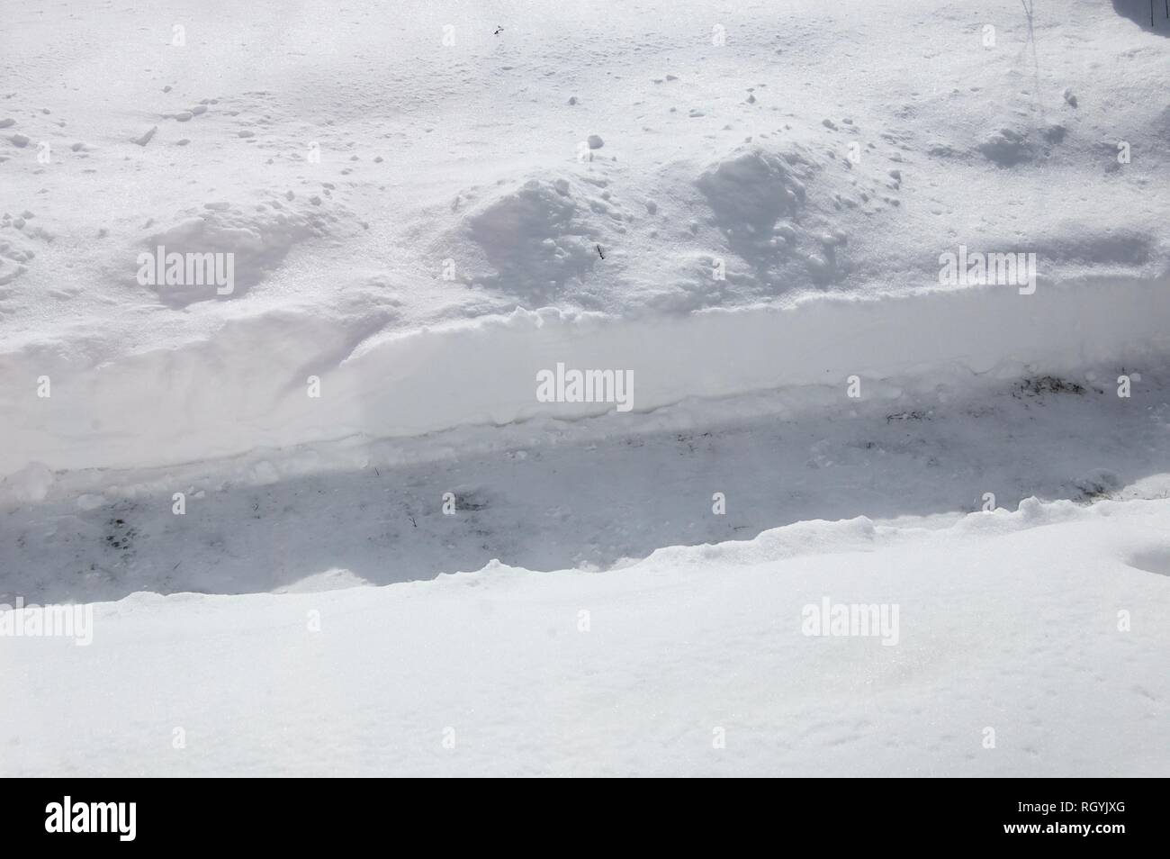 Cour couverte de neige avec chemin pelleté pour livraison de personnes après une tempête Banque D'Images