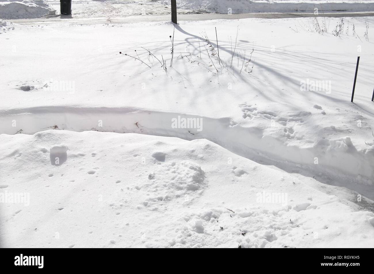 Paysage de neige couverts Salon avec chemin pelleté et ombres sur une journée ensoleillée Banque D'Images