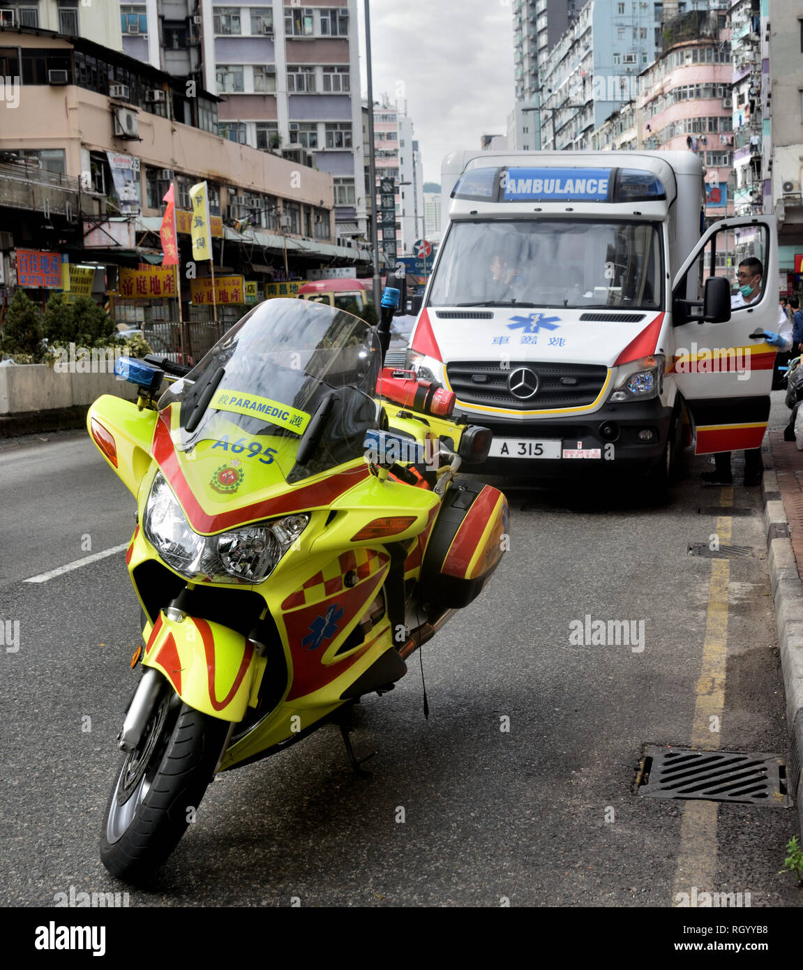 Moto paramédic et l'ambulance à l'opération, Sham Shui Po, Hong Kong Banque D'Images