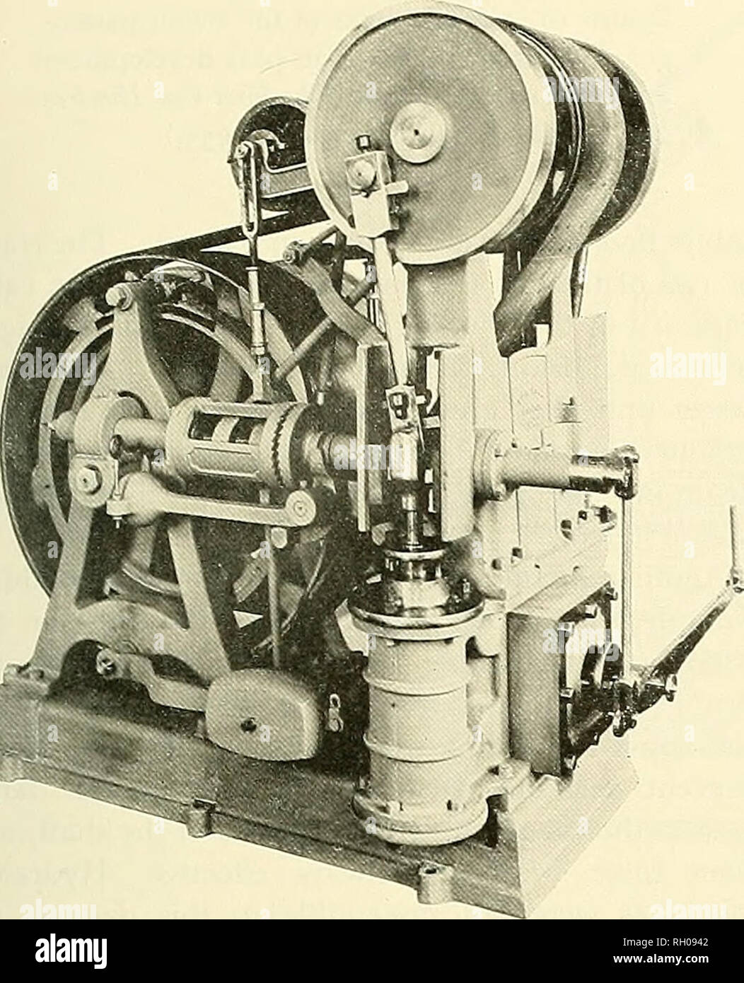 . Bulletin. La science. Figure 8.-Dans l'ascenseur à vapeur typique de tvo machine vérins verticaux étaient situés au-dessus ou au-dessous du vilebrequin, et une petite poulie a été entré pour le vilebrequin. Dans une machine légère, la puissance a été transmises par flatbelt de la petite poulie à une plus grande montée directement sur le tambour. Dans des machines, l'engrenage frontal était interposée entre la grande poulie secondaire et le tambour d'enroulement. (Photo gracieuseté de l'Otis Elevator Company.) L'ASCENSEUR À VAPEUR la progression d'un élévateur automatique alimenté par la ligne d'arbre d'un moulin, pour que le pow Banque D'Images