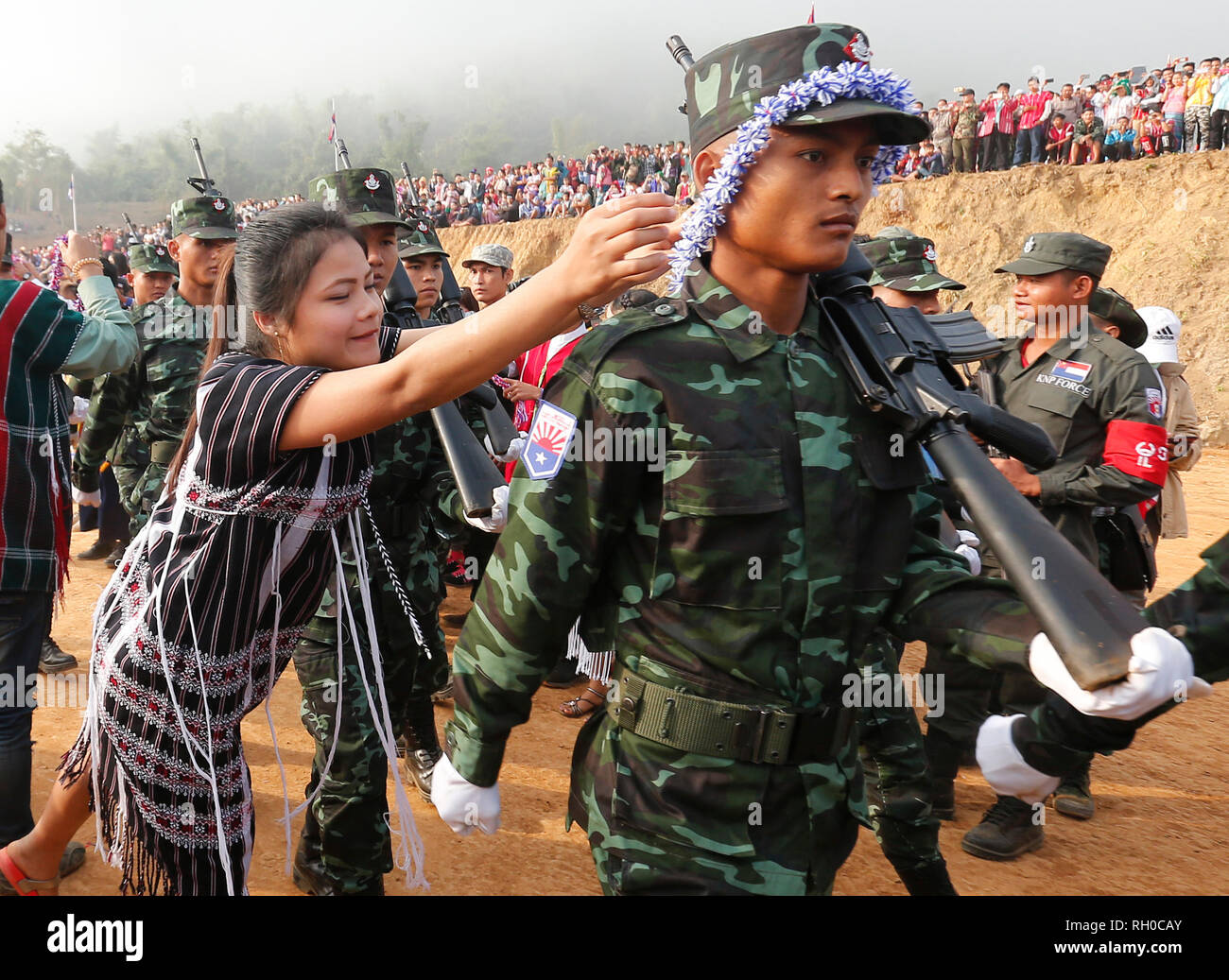 Union nationale karen (KNU), qui reçoit une guirlande de personnes lors d'un défilé lors d'une cérémonie pour marquer le 70e anniversaire de la révolution à Karen jour Thay Bay Hla dans l'Etat Karen le long de la frontière entre la. Banque D'Images