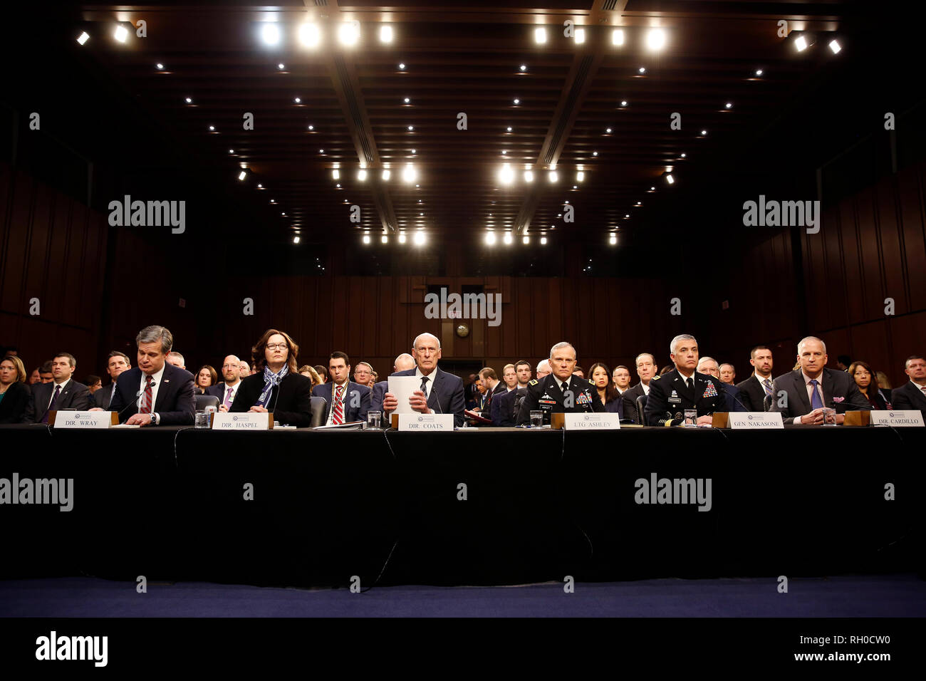 Les chefs de département du renseignement et de la sécurité, de gauche à droite : Christopher Wray, Federal Bureau of Investigation (FBI), directeur Gina Haspel, Central Intelligence Agency (CIA), Directeur Daniel Coats, Office of the Director of National Intelligence (ODNI), directeur général Robert Ashley, Defense Intelligence Agency (DIA), Directeur Général Paul Nakasone, National Security Agency (NSA), et réalisateur Robert Cardillo, National Geospatial-Intelligence Agency (NGA) comme ils témoignent devant le comité spécial du Sénat sur le renseignement au cours d'une audition publique sur "Les menaces dans le monde" Banque D'Images