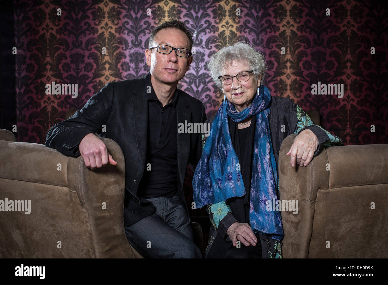 Londres, Royaume-Uni. 30Th Jan, 2019. Lien de Jong avec Bart van Es, auteur de 'la découpe Gril' qui a remporté cette semaine le Costa Livre de l'année 2019 prix. 30 janvier 2019, Piccadilly, Londres, Royaume-Uni. La biographie raconte l'histoire vraie d'une jeune fille juive vivant en Hollande pendant la DEUXIÈME GUERRE MONDIALE, où elle était cachée et élevée par une famille d'accueil pendant l'occupation nazie. Après avoir entendu son histoire, professeur d'Oxford van Es traqué la girl, Lien de Jong, qui en est à sa 80 ans et vivant à Amsterdam. La fille de l'histoire de l'enfance Lien fusionne avec van Es' tentative de morceau ensemble. Crédit : Jeff G Banque D'Images