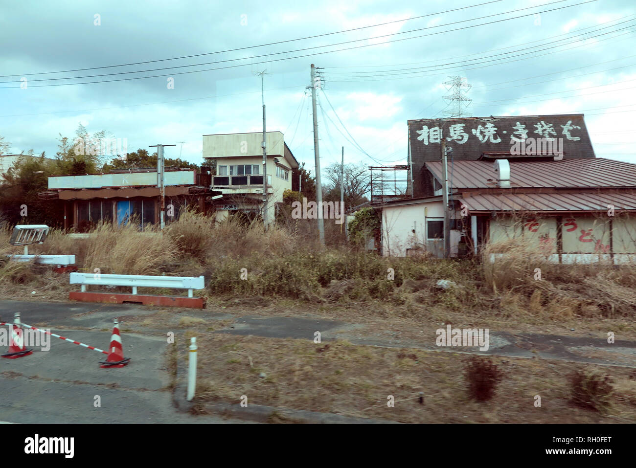 31 janvier 2019, au Japon, Okuma Machi : des maisons abandonnées dans la ville d'Okuma Machi, encore déclaré une zone d'accès restreint, où la centrale nucléaire de Fukushima est situé. Personne ne peut revenir ici, dans les rues désertes et les propriétés les mauvaises herbes. La route d'accès à la centrale nucléaire de ruines, ce qui est ouvert à la circulation, mène à travers le village, mais personne n'a le droit de vivre ici même après huit ans. (Dpa "Opérateur voit des progrès en ruine nucléaire Fukushima' à partir de 31.01.2019) Photo : Lars/dpa Nicolaysen Banque D'Images