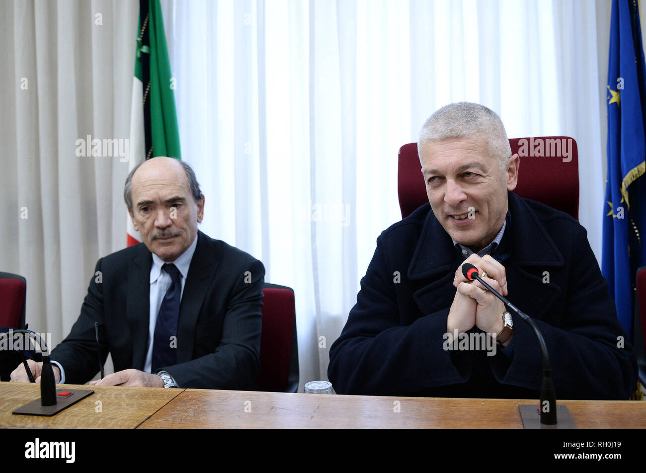 Foto Fabio Cimaglia / LaPresse 31-01-2019 Roma Politica Il substitut National Antimafia Federico Cafiero De Raho dans Commission Antimafia Nella foto Federico Cafiero De Raho, Nicola Morra Photo Fabio Cimaglia / LaPresse 31-01-2019 Roma (Italie) Le Procureur National Politique Anti-Mafia Federico Cafiero De Raho dans Anti-Mafia Commission dans le pic Federico Cafiero De Raho, Nicola Morra Banque D'Images