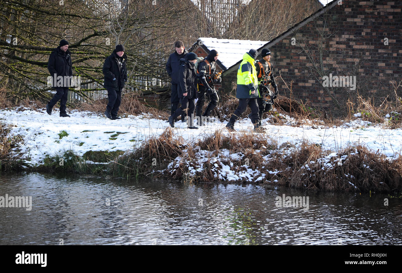 Bolton, Lancashire, UK. 31 Jan 2019. Les équipes de plongée de la police vous pouvez Blackshaw Brook et Red Bridge Lodge à Bolton, Lancashire dans leurs efforts pour retrouver les 29 ans Maggie Smythe. Personnel médico-légale sont aussi à la recherche à proximité du Pont Rouge vide Breightmet pub dans le domaine de la ville. Maggie a été vu pour la dernière fois entre 15h et 4h du matin le samedi à son domicile sur The Castle Road, dans Breightmet. Deux hommes âgés de 35 et 39 ans, ont été arrêtés, soupçonnés de meurtre le mercredi par des détectives à la recherche de Maggie. Photo par Paul Heyes, jeudi 31 janvier, 2019. Crédit : Paul Heyes/Alamy Live News Banque D'Images