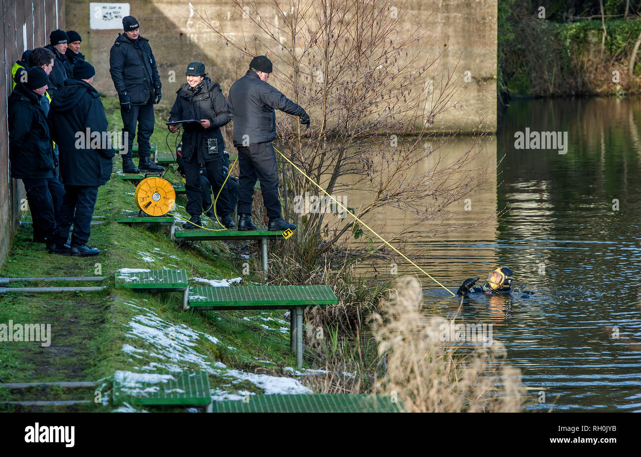 Bolton, Lancashire, UK. 31 Jan 2019. Les équipes de plongée de la police vous pouvez Blackshaw Brook et Red Bridge Lodge à Bolton, Lancashire dans leurs efforts pour retrouver les 29 ans Maggie Smythe. Personnel médico-légale sont aussi à la recherche à proximité du Pont Rouge vide Breightmet pub dans le domaine de la ville. Maggie a été vu pour la dernière fois entre 15h et 4h du matin le samedi à son domicile sur The Castle Road, dans Breightmet. Deux hommes âgés de 35 et 39 ans, ont été arrêtés, soupçonnés de meurtre le mercredi par des détectives à la recherche de Maggie. Photo par Paul Heyes, jeudi 31 janvier, 2019. Crédit : Paul Heyes/Alamy Live News Banque D'Images