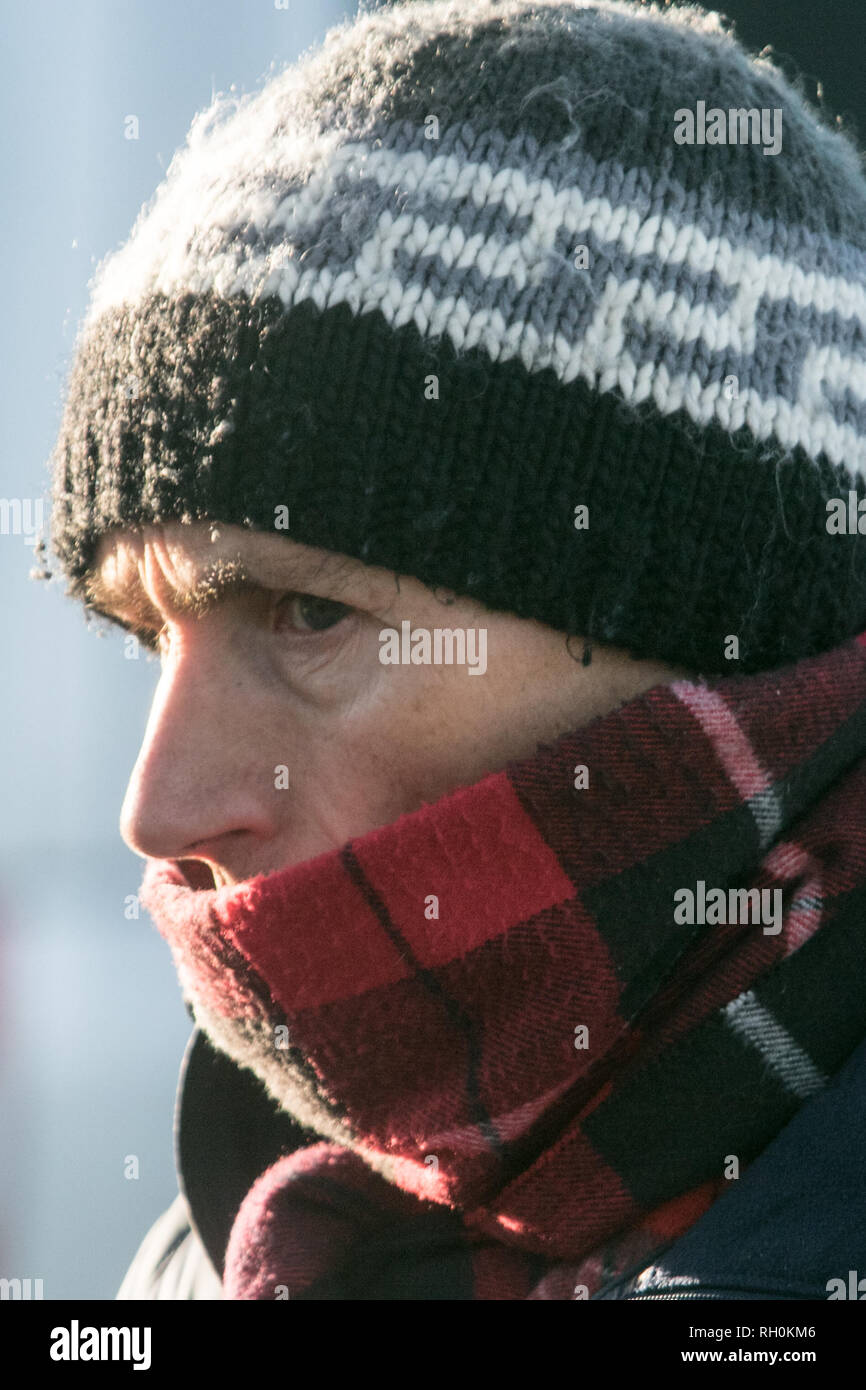 London UK. 31 janvier 2019. Un homme marchant dans Wimbledon couvre sa bouche avec un scarfe pour protéger de la vague de froid quand la température baisse à Londres, au plus bas de l'hiver jusqu'à présent cette année Crédit : amer ghazzal/Alamy Live News Banque D'Images