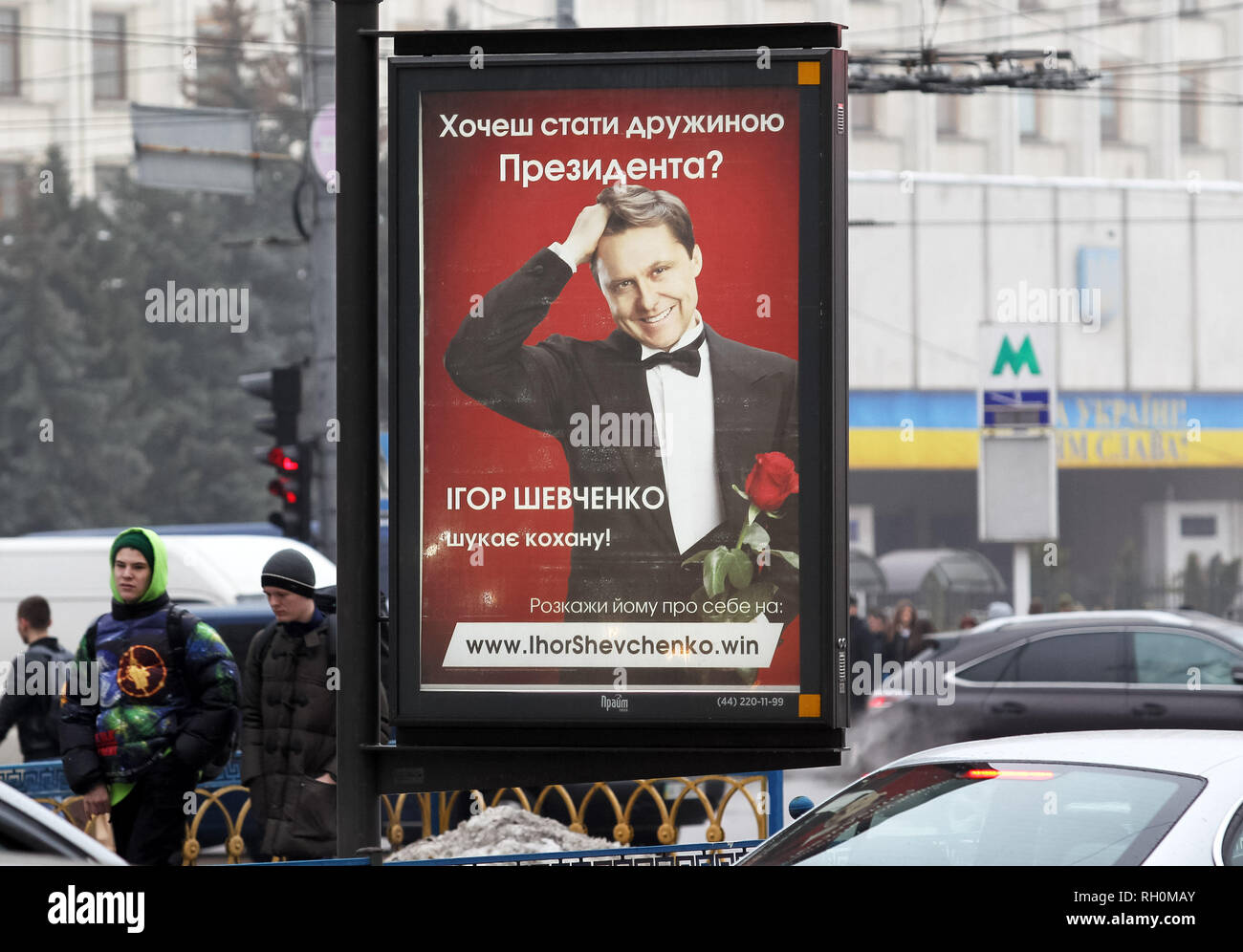 Kiev, Ukraine. Jan 31, 2019. Les gens passent devant une bannière de l'annonce d'un homme politique ukrainien et un candidat dans les élections présidentielle, ancien ministre de l'écologie et des Ressources naturelles, IHOR CHEVTCHENKO (une bannière lecture comme ''Do vous souhaitez devenir la femme du président ? Ihor Chevtchenko à la recherche de son bien-aimé !''), à Kiev, Ukraine, le 31 janvier 2019. Dès le début de janvier 2019 L'Ukraine est entrée dans la course présidentielle, et aura l'élection présidentielle du 31 mars 2019. Crédit : Serg Glovny/ZUMA/Alamy Fil Live News Banque D'Images