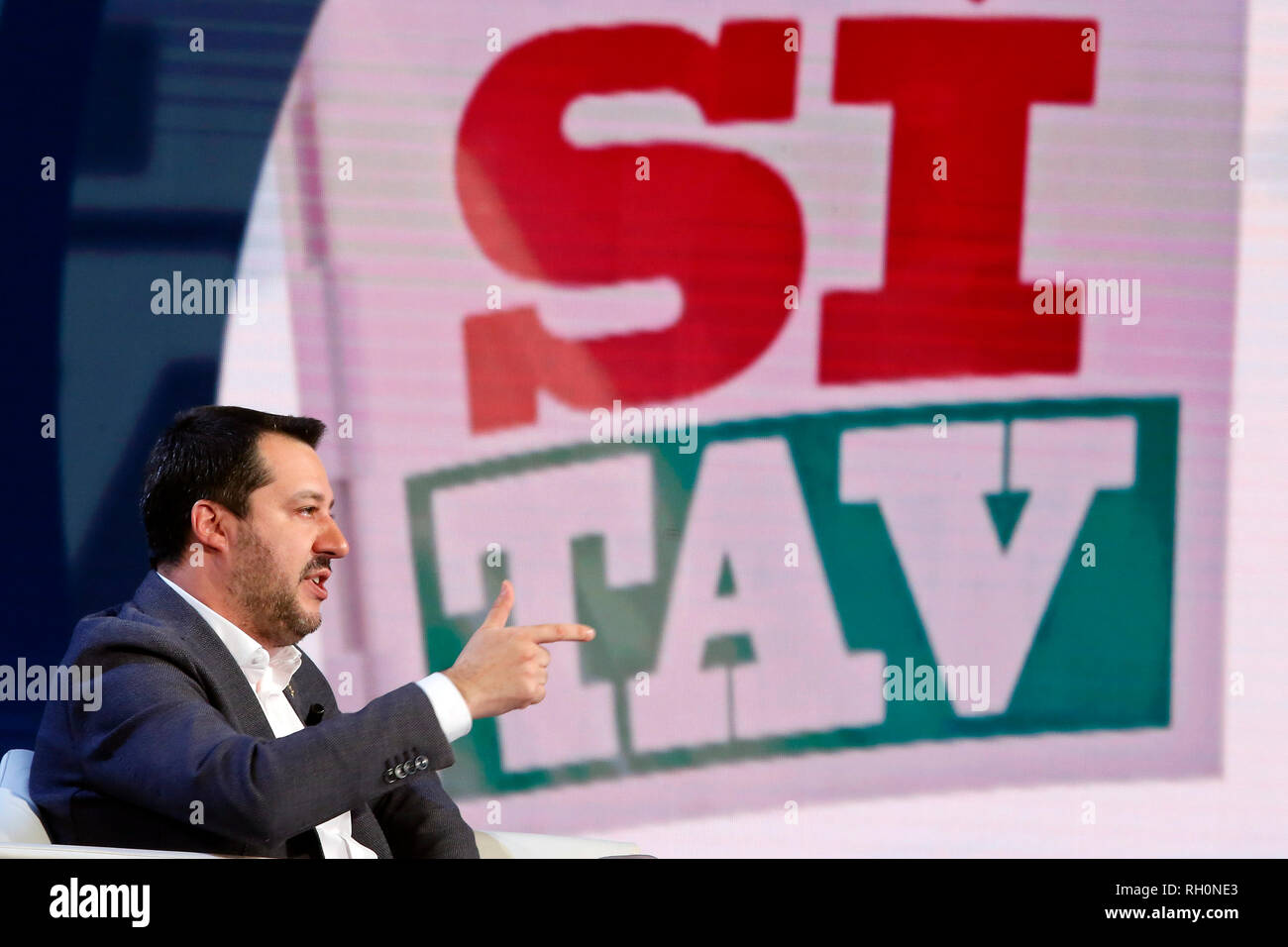 Matteo Salvini et sur l'écran avec drapeaux TAV (TAV est une entité n'appartenant à des fins spéciales par RFI (lui-même administré par Ferrovie dello Stato) pour la planification et la construction d'un réseau ferroviaire à grande vitesse en Italie) Rome 31 janvier 2019. Le ministre italien de l'Intérieur apparaît comme un invité de l'émission Porta a Porta Foto Samantha Insidefoto Zucchi Banque D'Images