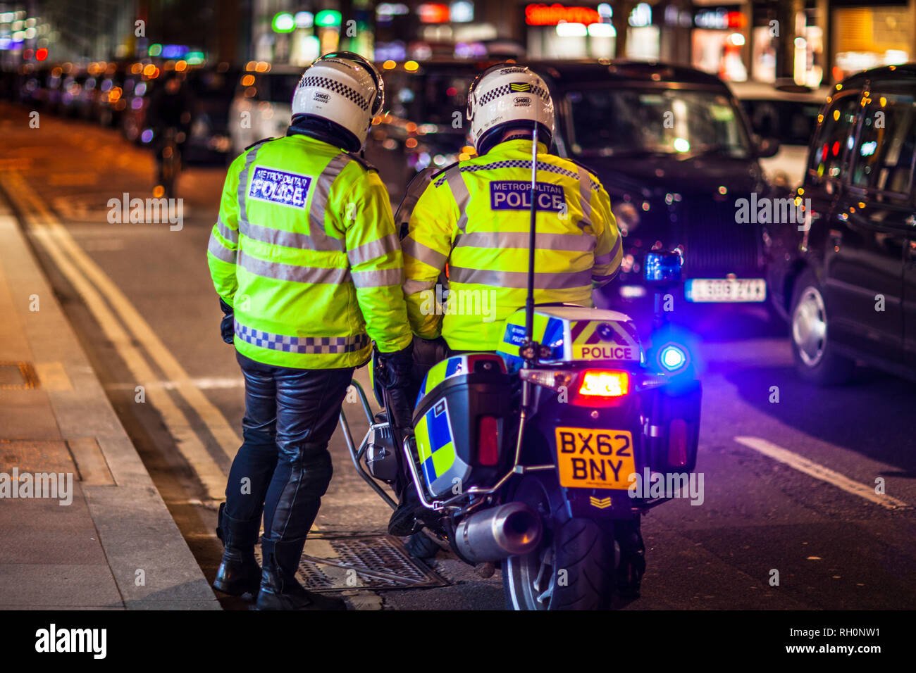 Les cyclistes de la police métropolitaine de Londres surveillent une manifestation de chauffeurs de taxi dans le centre de Londres. Motocyclistes de la police métropolitaine de Londres. Banque D'Images