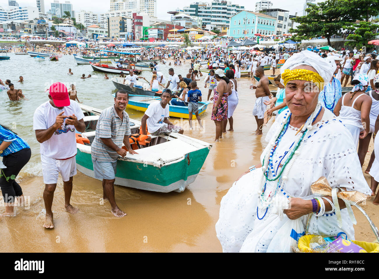 SALVADOR, BRÉSIL - 2 février 2016 : au village de pêcheurs de Rio Vermelho fournissent leurs embarcations traditionnelles aux célébrants au Festival de Yemanja Banque D'Images