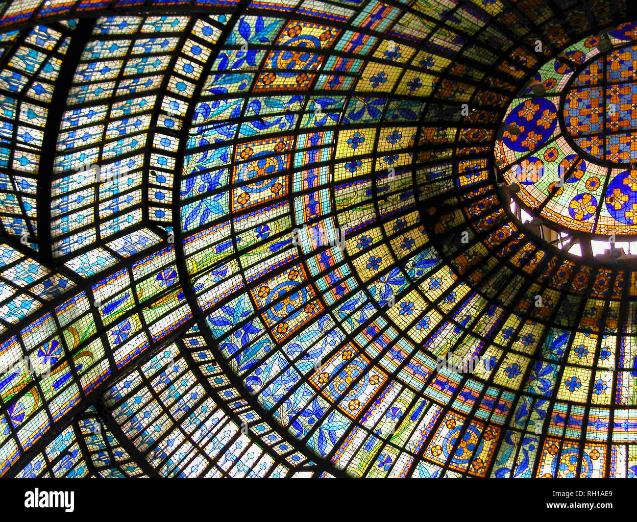 Dans le grand magasin Le Printemps, boulevard Haussmann, Paris, France 1923 : la coupole de style art nouveau dans le restaurant Banque D'Images