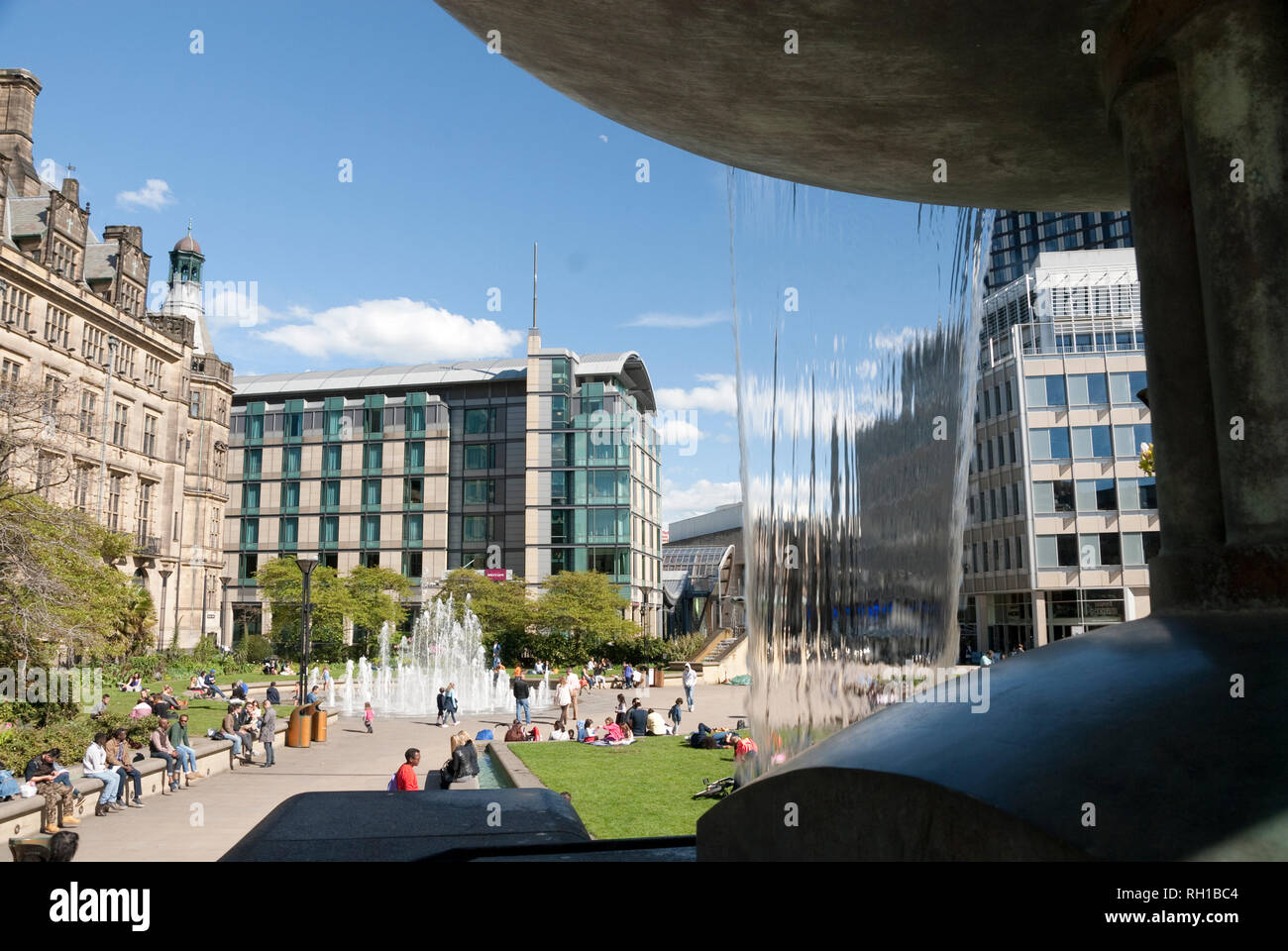 Sheffield, Royaume-Uni - 26 Avril 2015 : l'eau se déverse dans l'une des nombreuses caractéristiques de l'eau surplombant les jardins de la paix et de la Sheffield Goodwin fontaine, Sheffield, Royaume-Uni Banque D'Images