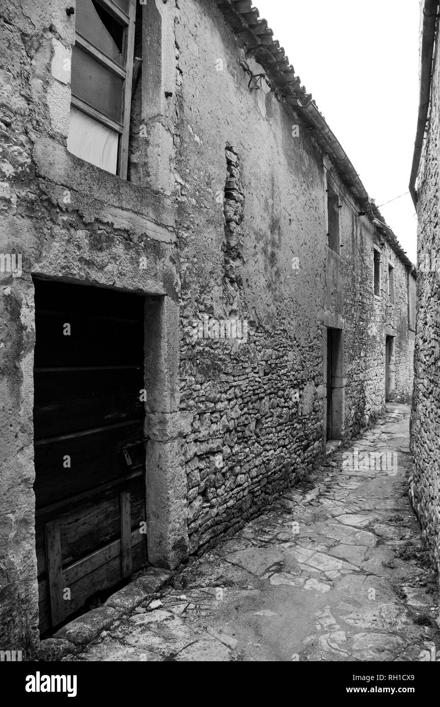 Une rue dans le village historique de Vodnjan (Dignano) Aussi appelé en Istrie, Croatie Banque D'Images