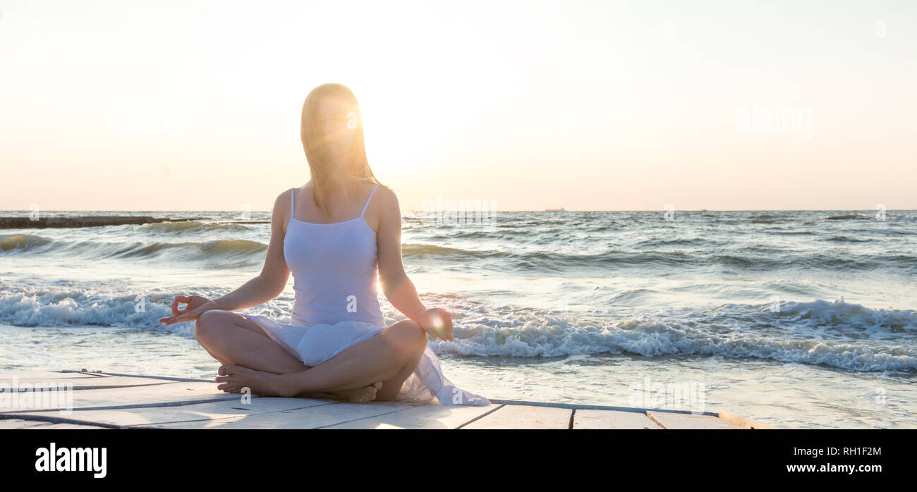 Woman sitting at the sea Banque D'Images