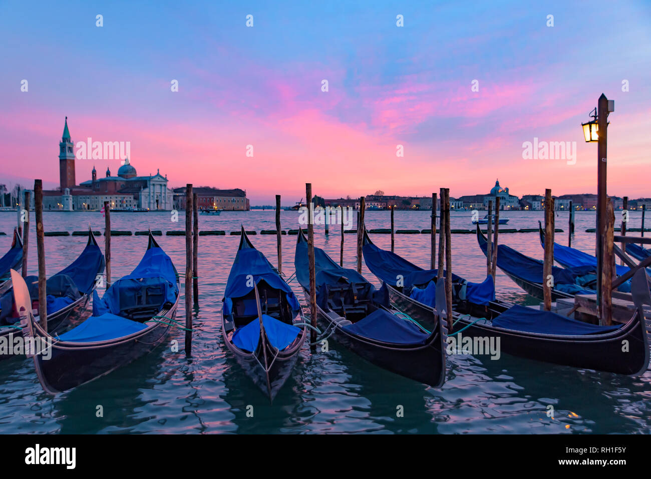 Église de San Giorgio Maggiore avec l'heure du coucher du soleil à gondoles, Venise, Italie Banque D'Images