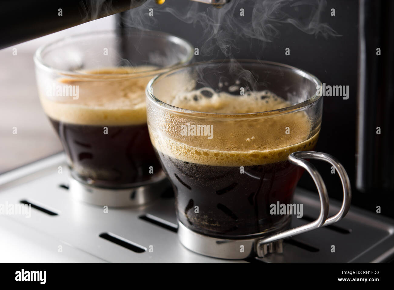 Close up du café frais dans une machine à café expresso Banque D'Images