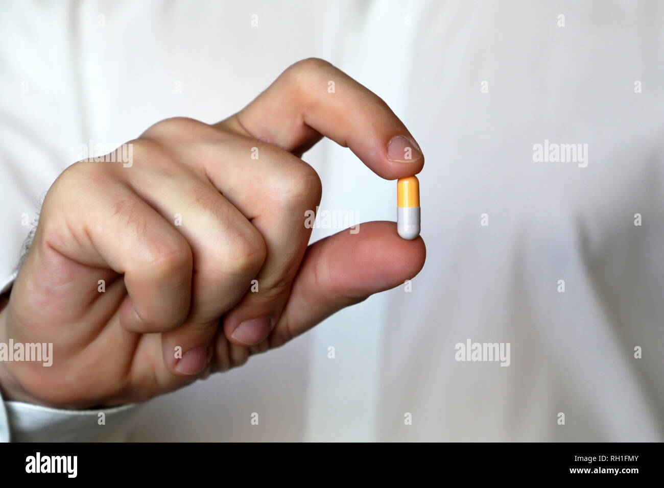 Doctor holding pill, homme de main avec capsule médicaments en close-up. Homme avec tablette, concept de pharmacien, les médicaments, pour maigrir, des antibiotiques ou des vitamines Banque D'Images