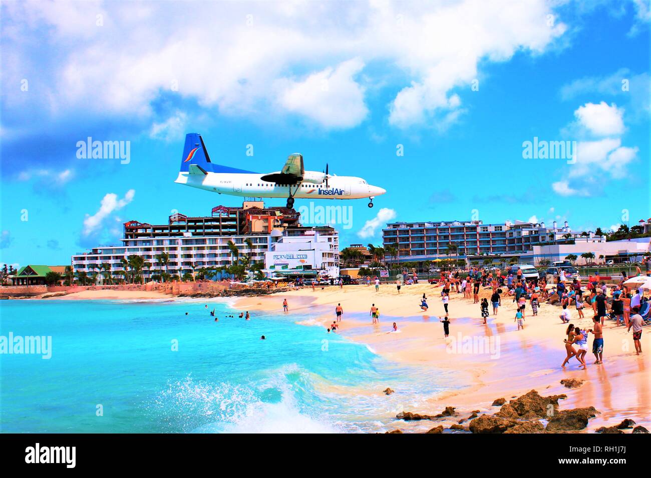 MAHO, SAINT MARTIN, Caraïbes - 27 février 2018 : un avion vole InselAir bas au-dessus de la plage Maho comme il se prépare à atterrir à l'Aéroport Princess Juliana SXM. Banque D'Images