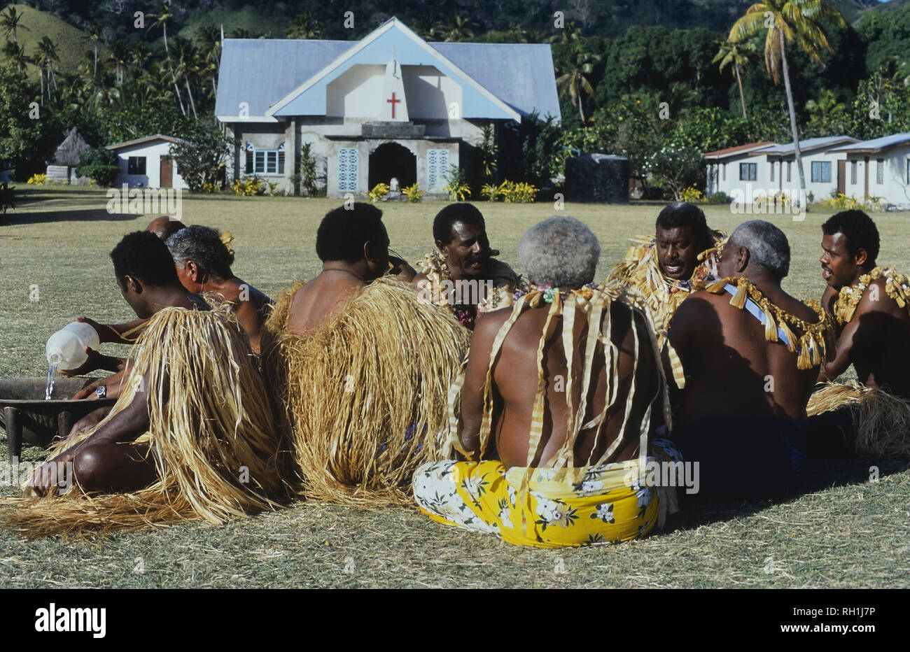 Guerriers traditionnels fidjiens la préparation du kava. Malakati village. Nacula île. Les îles Fidji. Pacifique Sud Banque D'Images