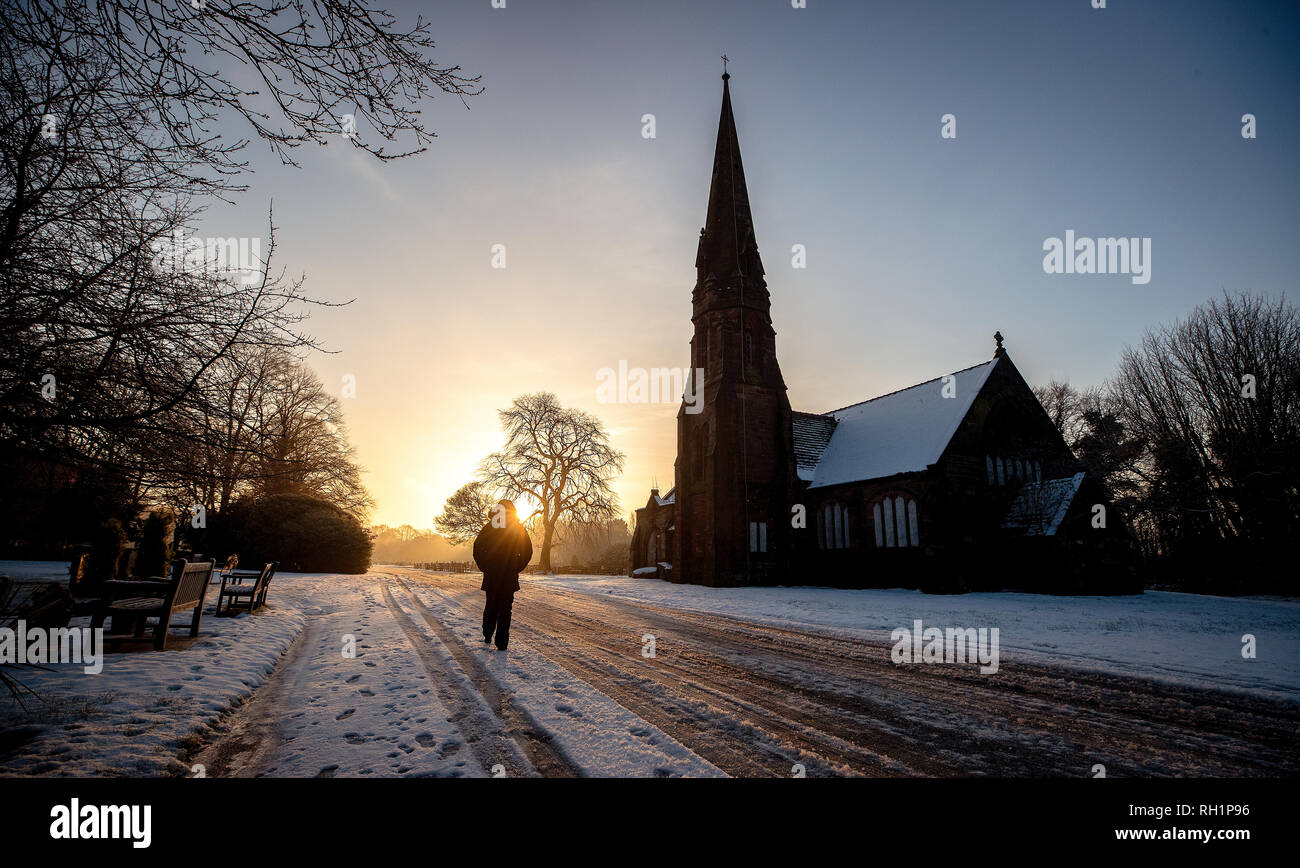 Une personne marche dans une glaciale Allerton cimetière près de Liverpool après le Royaume-Uni avait sa nuit la plus froide de l'hiver jusqu'à présent que la vague de froid continue de causer des conditions glacées à travers le pays. Banque D'Images