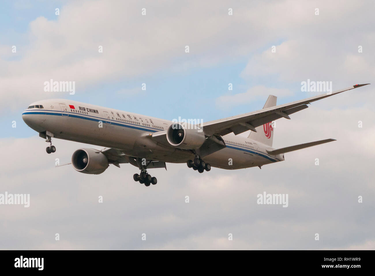 Londres, UK - 6 août 2013 - Un avion d'Air China atterrit à l'aéroport d'Heathrow à Londres Banque D'Images